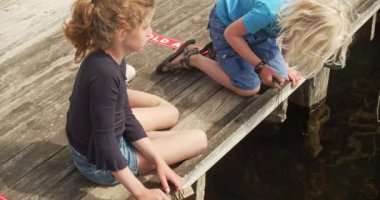 Rıhtımdaki Küçük Kaşifler Yakalamak İçin Suyun İçine Attıkları İpleri Denetiyorlar