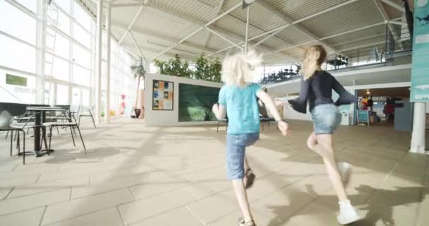 Niños corriendo hacia el tanque de peces en Oceanarium — Vídeo de stock