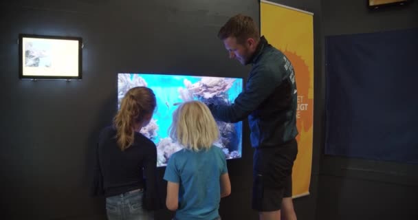 AARHUS, DENMARK - JUNE 2020: Educational Tour Guide and Children Standing by the Little Tank with Seahorse — Stock Video