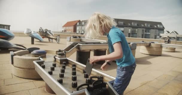 Kid spelen met water park speelgoed in outdoor speeltuin in Ocean Parkeduc — Stockvideo