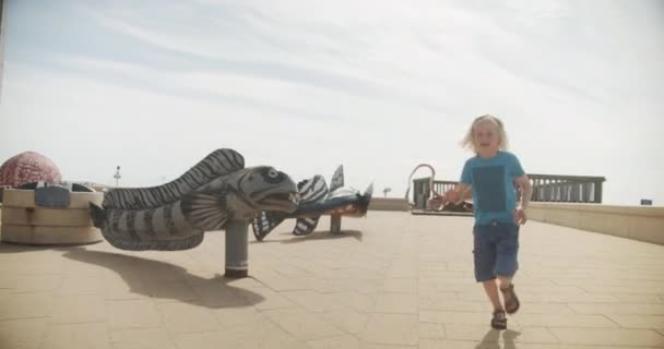Imádnivaló gyermek fut a szabadban a tenger-témájú játszótér — Stock videók