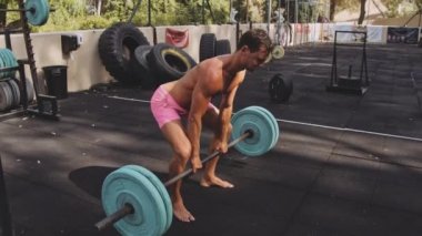 Bench Press 'te Motive ve Atletik Adam Bir Set Yapıyor