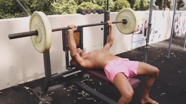 Mužské nohy v rámu dělá pneumatiky převrácení cvičení — Stock video