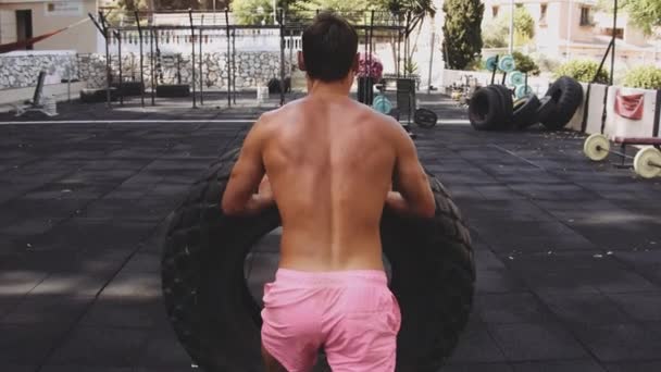 Jovem se exercitando ao ar livre fazendo o Barbell Back Squat — Vídeo de Stock