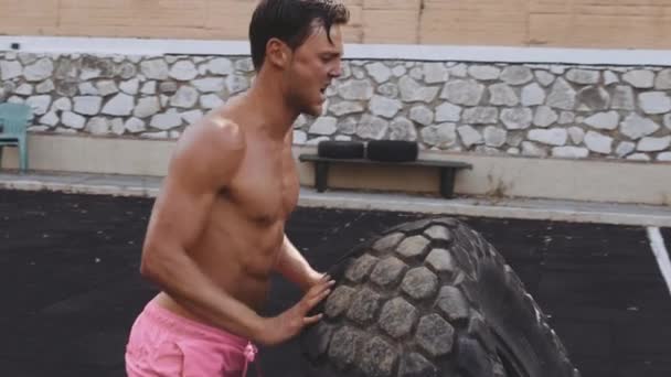 Atlétikai Férfi rózsaszín rövidnadrágban csinál egy sor pad Press gyakorlatok — Stock videók