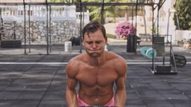 Açık Spor Salonundaki Atletik Adam, Halterle Deadlift Yapıyor