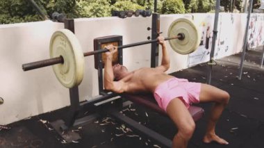 Abs 'la Atletik Adam Spor Salonunda Tekerlek Döndürüyor