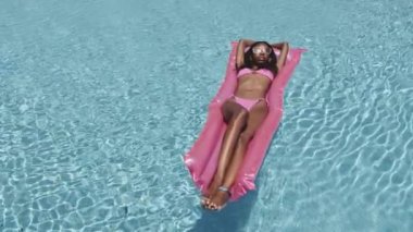 Yaz boyunca Havuzda Yüzen Kız Yalnızlığın tadını Çıkartıyor