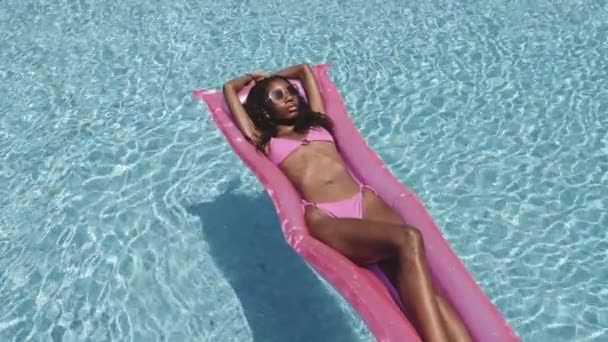 Full Body Shot of Lady in Occhiali da sole Posa sul galleggiante vicino alla piscina — Video Stock