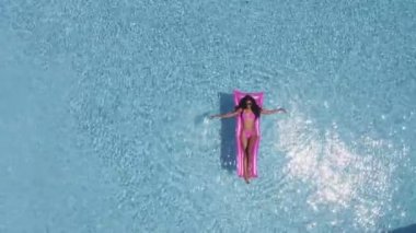 Parlak Güneş, Havuz Suları 'na Yansıyor ve Seksi Kadın Yüzer Üzerinde Rahatlıyor