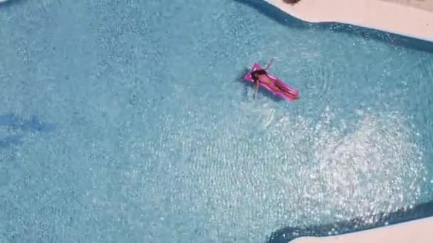 Topdown colpo di donna su rosa galleggiante con la piscina tutto per se stessa — Video Stock