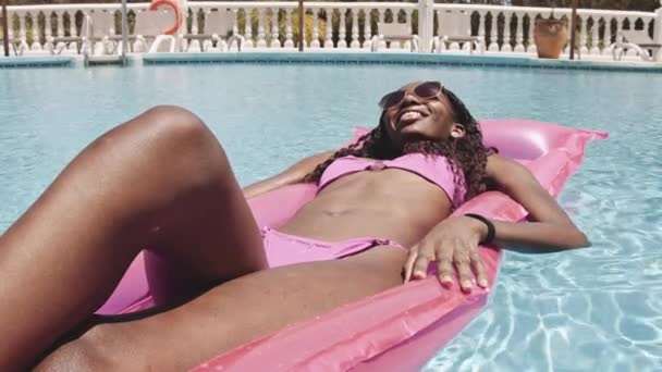 Jolie femme en vacances souriant tandis que sur la piscine gonflable — Video