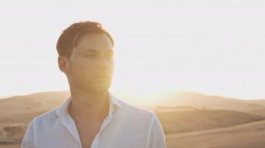 Güneşli bir günde Açık Arazileri Keşfeden Adam 'ın Arkaplanda Parıltısı