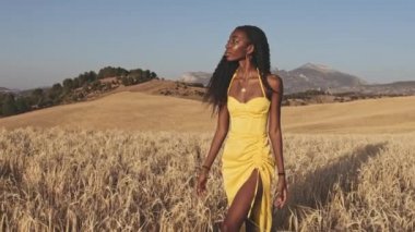 Bir Yaz Günü Arkaplanda Güneşli Gökyüzü ile Açık Arazilerde Yürüyen Kadın