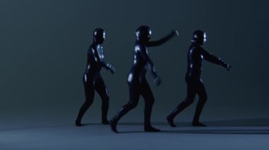 Üç Siyah Latex Dansçısı Yavaş Bir Koreografi Gösteriyor