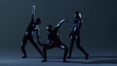 Lateks tulumlu dansçıların bir dakikalık uzun klipsi.