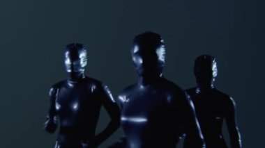 Slowmo 'da Dans Eden Üç Kadın Dansçının Yarım Vuruşu