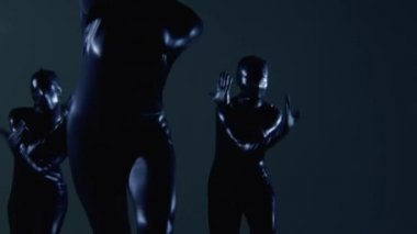 Siyah Lateks Giyen Üç Kadın Dansçının Yakın Çekimi