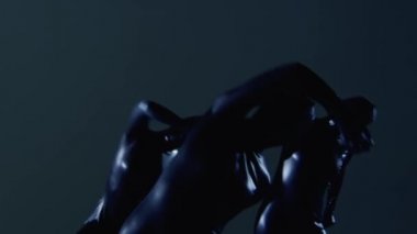 Siyah Latex Kostümlü Üç Dansçının Videosunu Büyüt