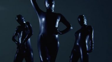 Siyah Latex Kostümlü Üç Dansçının Orta Çekimi