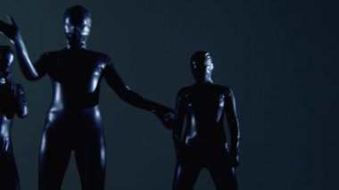 Siyah Latex Kostümlü Dans Eden Üç Kadın Oyuncu Kısa Klip