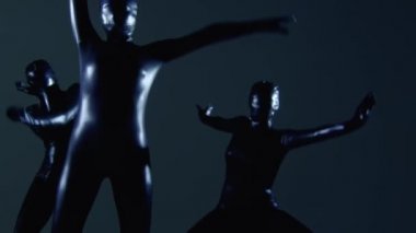 Siyah Latex 'te Üç Dansçı Klipsi