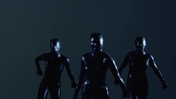 Korte clip van drie performers dansen dragen van zwart kostuum — Stockvideo
