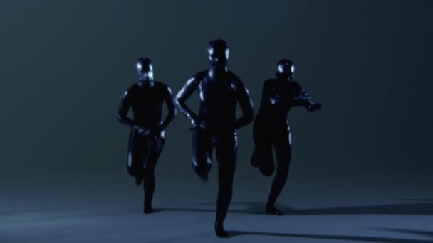 Tre talangfulla kvinnliga dansare dansar i svart — Stockvideo