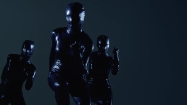 Medium shot van drie dansers dragen Latex kostuum — Stockvideo