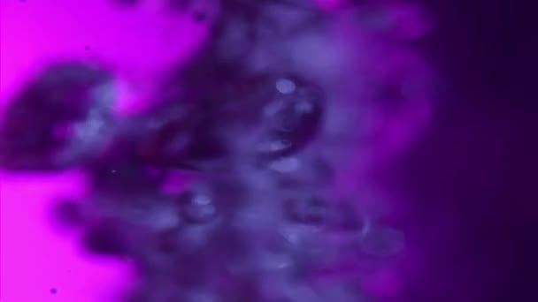 Серые пузыри растут в жидкости — стоковое видео
