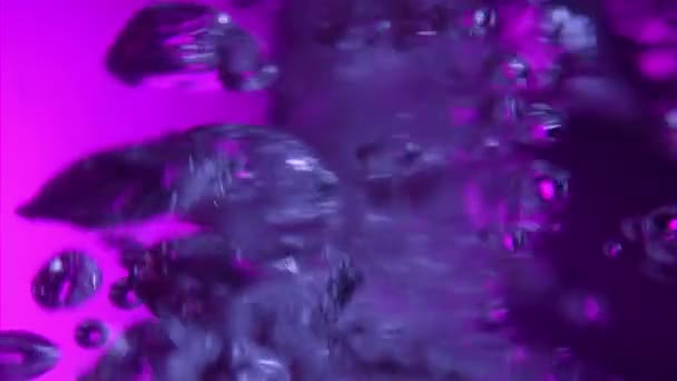 Pembeye Karşı Sıvılarda kabarcıklar Yükseliyor — Stok video