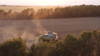 Hava Aracı Gün Batımında Hasat Ekin Birleştiriyor