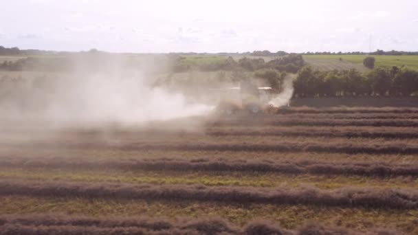 Drone di mietitrebbia nel campo di polvere — Video Stock