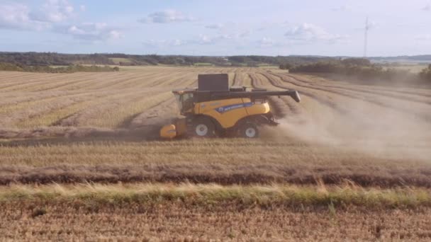 作物を移動する収穫機のドローン撮影 — ストック動画
