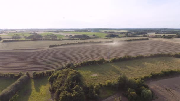 Vol de drone sur la récolte des cultures dans les champs — Video