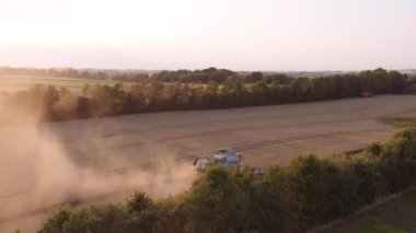 Hava Aracı Gün Batımında Ürünleri Birleştiriyor