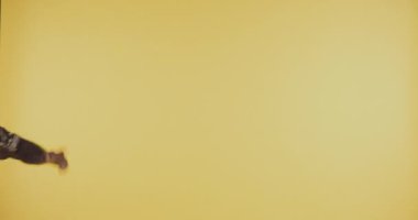 Siyah Adam Çerçevede Dans Ediyor