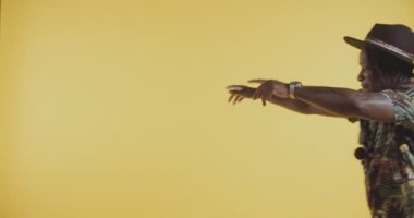 Şapkalı Siyah Adam Stüdyoda Dans Ediyor