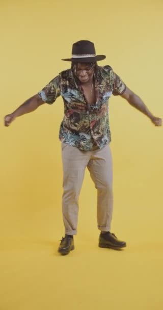 Чорний хлопець танцює і стрибає в студії — стокове відео