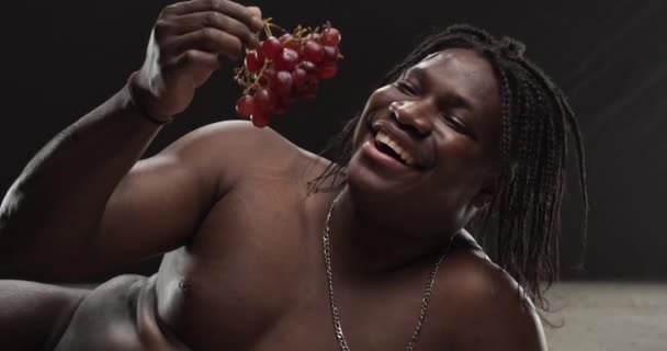 Nagi czarny facet kochający winogrona — Wideo stockowe