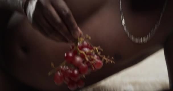 Nudo nero ragazzo sedurre con uva — Video Stock