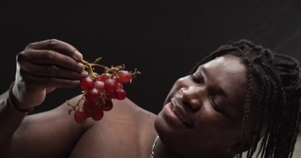 Nudo nero ragazzo sedurre con uva — Video Stock