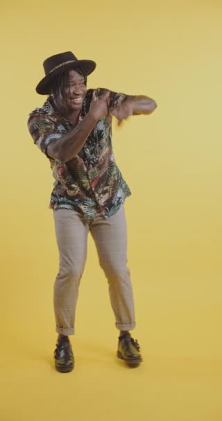 Zwart guy having plezier dansen in studio — Stockvideo