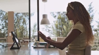 Üniversite Öğrencisinin Elindeki Telefon, iPad, Salata ve Ders Kitabı