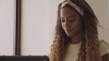 Odasında oturan üniversite öğrencisi çevrimiçi sınıfa katılıyor.