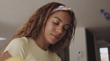 Güzel Kolej Kızı Çalışırken Aşağıya Bakıyor