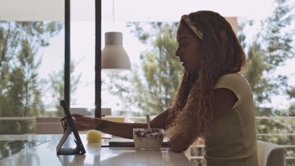 Kobieta Student i New Normal w studiach z Tablet przed nią — Wideo stockowe