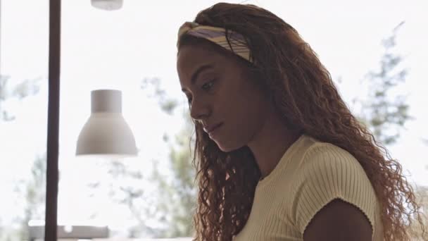 Wanita cantik dengan Rambut Curly Belajar dari Rumah — Stok Video