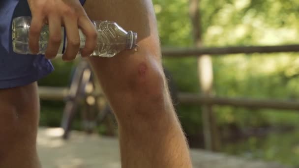 Yaralı Bisikletçi Çimenlere Su Döküyor — Stok video