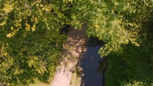 Drone skott av cyklist ridning över bron — Stockvideo